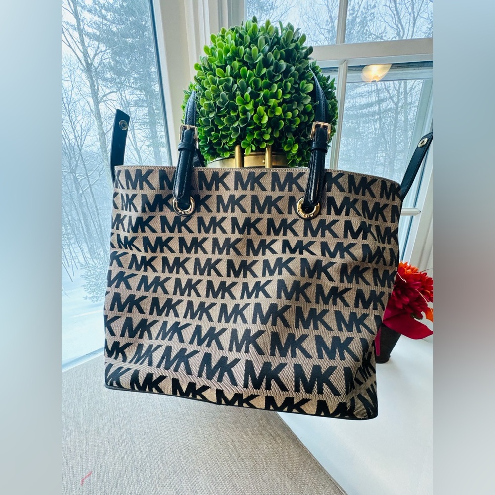 Michael Kors Signature Black and Tan Tote - Picture 4 of 10